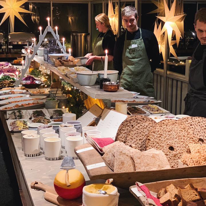 Sista förberedelserna inför julbord på Restaurang Albertina