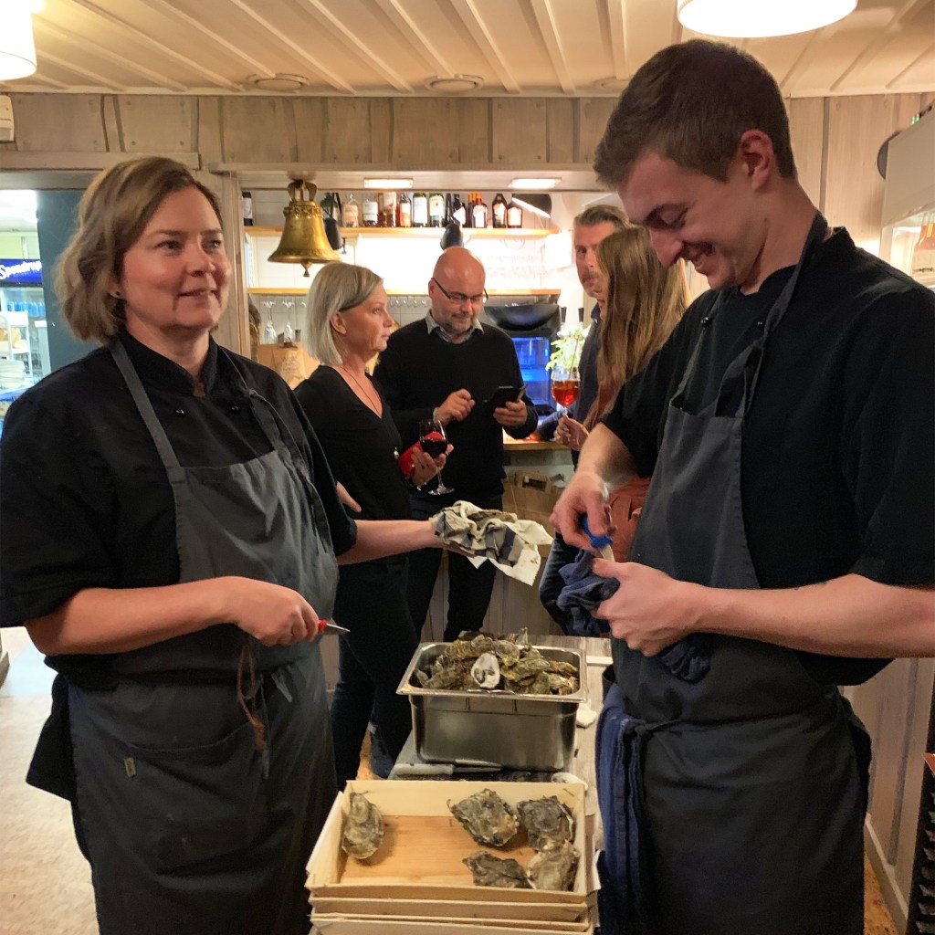 Ostron öppnas under skaldjurskväll på Restaurang Albertina.